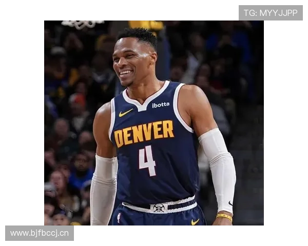 威少衣柜里塞满高定西装，结果训练完直接睡更衣室地板？